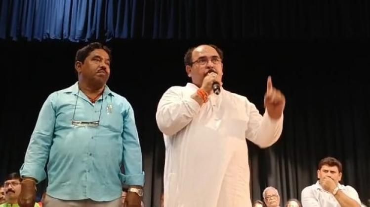 দলীয় 'কার্ড' দেখালেই সরকারি কাজে ছাড়পত্র, TMC নেতার মন্তব্যে বিতর্ক