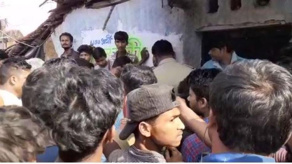 তপন কান্দু খুনের প্রত্যক্ষদর্শীর ঝুলন্ত দেহ, পাশে সুইসাইড নোট তপন কান্দু খুনের প্রত্যক্ষদর্শীর ঝুলন্ত দেহ, পাশে সুইসাইড নোট