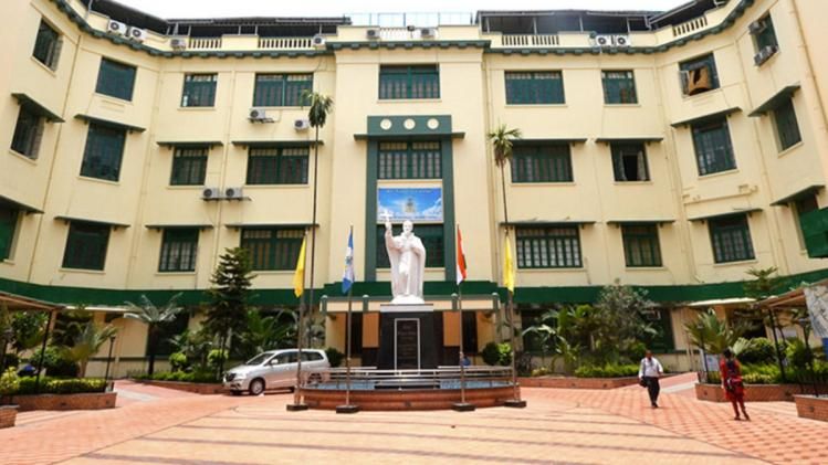 এই বাড়িটিতেই তো সে বার পুড়ে মারা যান নায়িকা, আজকের সেন্ট জেভিয়ার্স কলেজ