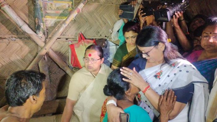 হাঁসখালির নির্যাতিতার পরিবারের বাড়িতে বিজেপি প্রতিনিধিদল। ছবি বিশ্বজিৎ বন্দ্যোপাধ্যায়