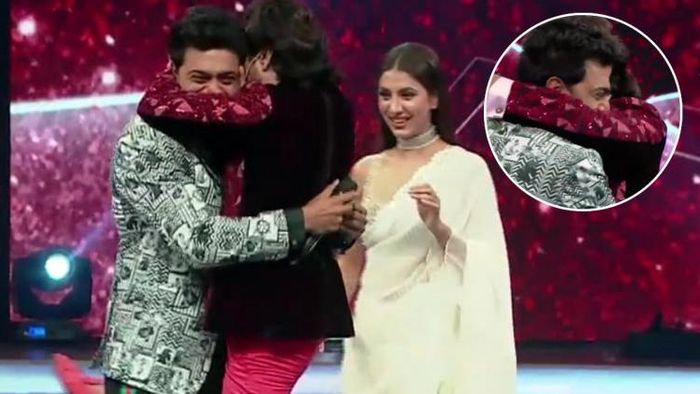 রুক্মিণীর সামনেই দেবকে চুমু খেলেন জিৎ