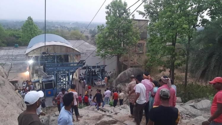 দুর্ঘটনার জেরে আটকে পড়েছে মানুষ