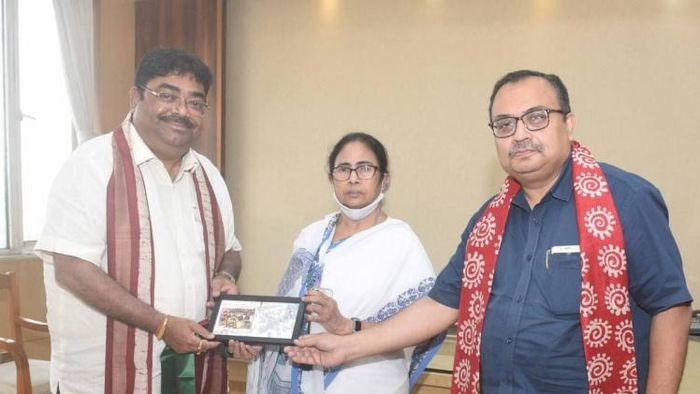 দেবাশিস দত্ত ও কুনাল ঘোষের সঙ্গে মমতা বন্দোপাধ্যায়। ছবি সৌজন্যে: কুনাল ঘোষের ফেসবুক