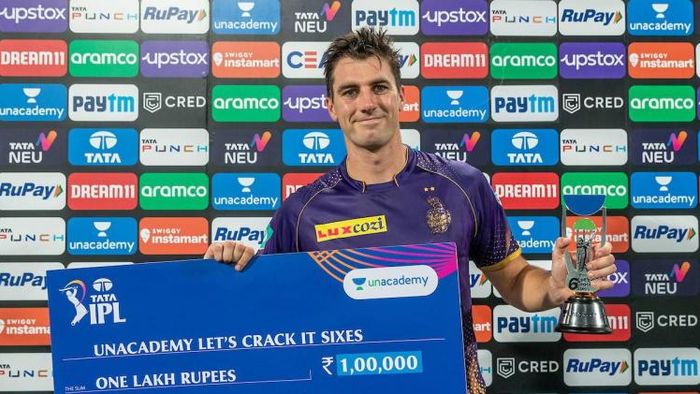 ম্যাচ সেরার পুরষ্কার হাতে কামিন্স