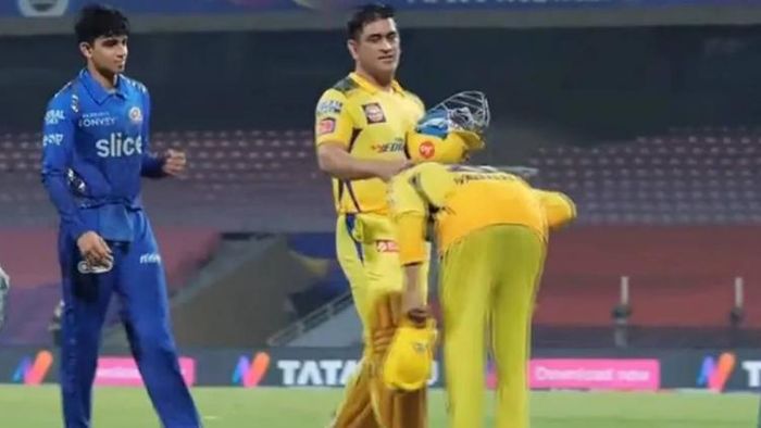 ধোনির পা ছুঁয়ে প্রণাম করছেন জাদেজা