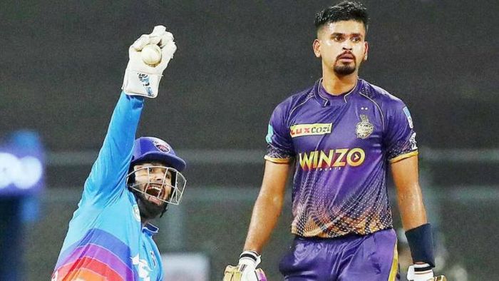 আউট হয়ে ফিরছেন হতাশ শ্রেয়াস