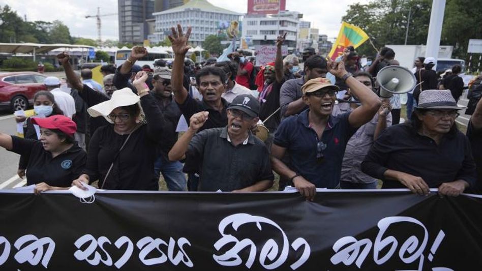 সঙ্কটের শ্রীলঙ্কায় উঠল এমার্জেন্সি, বাংলা সহ কিছু রাজ্য নিয়েও উদ্বেগ সঙ্কটের শ্রীলঙ্কায় উঠল এমার্জেন্সি, বাংলা সহ কিছু রাজ্য নিয়েও উদ্বেগ