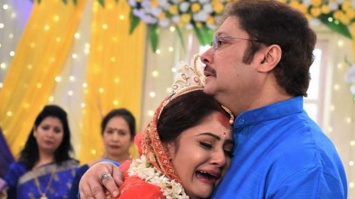 'খড়কুটো'-র সেটে অভিনেতা অভিষেক চট্টোপাধ্যায়ের সঙ্গে তৃণা সাহা