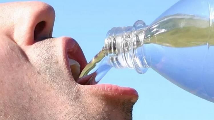 সকালে ঘুম থেকে উঠে খান এক গ্লাস জল! উপকার ম্যাজিকের মতো