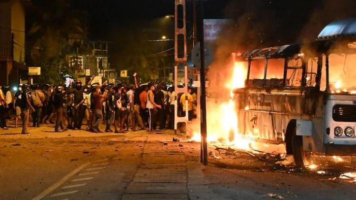 বৃহস্পতিবার কলম্বোতে শ্রীলঙ্কার প্রেসিডেন্ট রাজাপাক্ষের গোতাবায়ার বাসভবনের বাইরে পুলিশের সঙ্গে বিক্ষোভকারীদের সংঘর্ষ। (এএফপি)