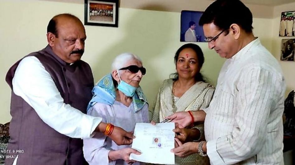 নিজের যাবতীয় সম্পত্তি,-সোনা রাহুল গান্ধীর নামে লিখে দিলেন বৃদ্ধা, কেন ? নিজের যাবতীয় সম্পত্তি,-সোনা রাহুল গান্ধীর নামে লিখে দিলেন বৃদ্ধা, কেন ?