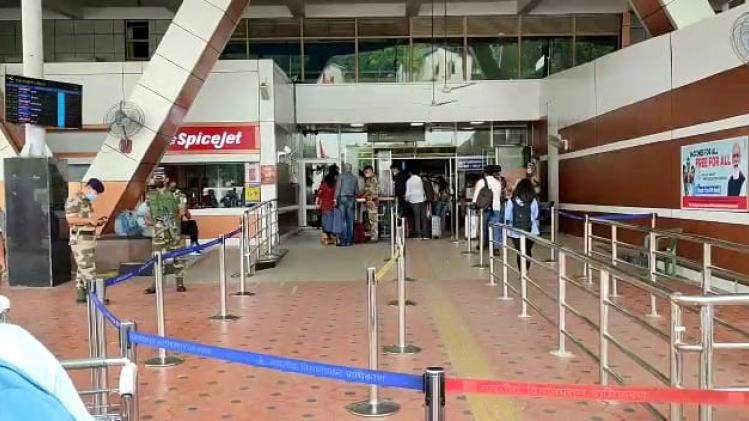 রানওয়েতে ফাটল, বাগডোগরা বিমানবন্দরে উড়ান বন্ধ