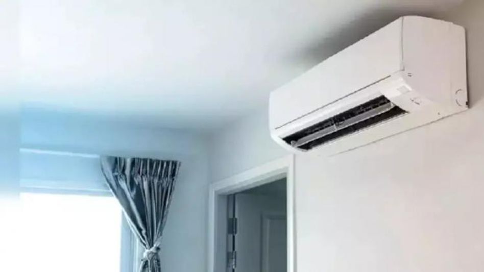 AC-তে থাকতে হয়? এই ৭ লক্ষণ দেখলেই ডাক্তারের পরামর্শ নিন AC-তে থাকতে হয়? এই ৭ লক্ষণ দেখলেই ডাক্তারের পরামর্শ নিন