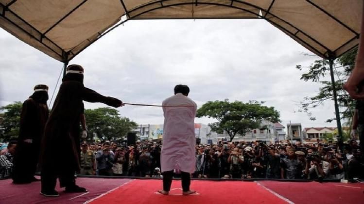 সমকামী হওয়ার অপরাধে ইন্দোনেশিয়ায় এক ব্যক্তিকে শাস্তি দেওয়া হচ্ছে  (ছবি: রয়টার্স)