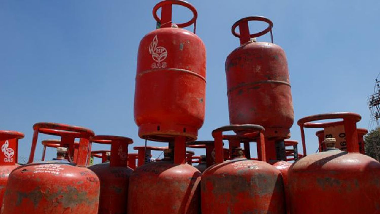 LPG Price Hike: এক ধাক্কায় ১০০০ টাকা বাড়ল গ্যাসের দাম! আজ থেকে কলকাতায় কত? দেখুন রেট চার্ট LPG Price Hike: এক ধাক্কায় ১০০০ টাকা বাড়ল গ্যাসের দাম! আজ থেকে কলকাতায় কত? দেখুন রেট চার্ট