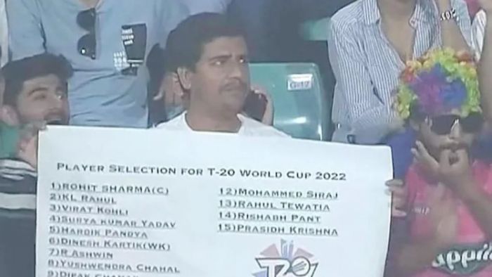 'মনপসন্দ' টি-টোয়েন্টি বিশ্বকাপের টিম সাজিয়ে প্ল্যাকার্ড হাতে ব্যক্তি, ভাইরাল