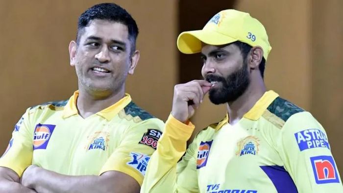 রবীন্দ্র জাডেজা ও মহেন্দ্র সিং ধোনি।