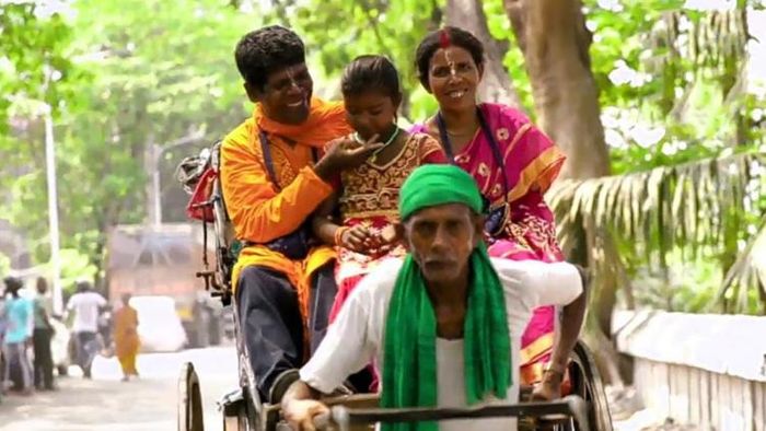 স্ত্রী ও নাতনির সঙ্গে ভুবন বাদ্যকার