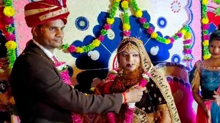 শ্রীলঙ্কায় আর্থিক সংকটের জেরে স্ত্রী হলেন প্রেমিকা