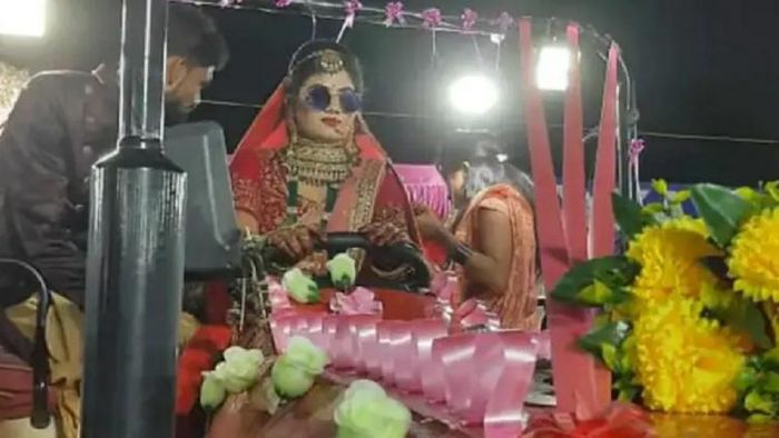 অভিনবভাবে মণ্ডপে পৌঁছলেন কনে