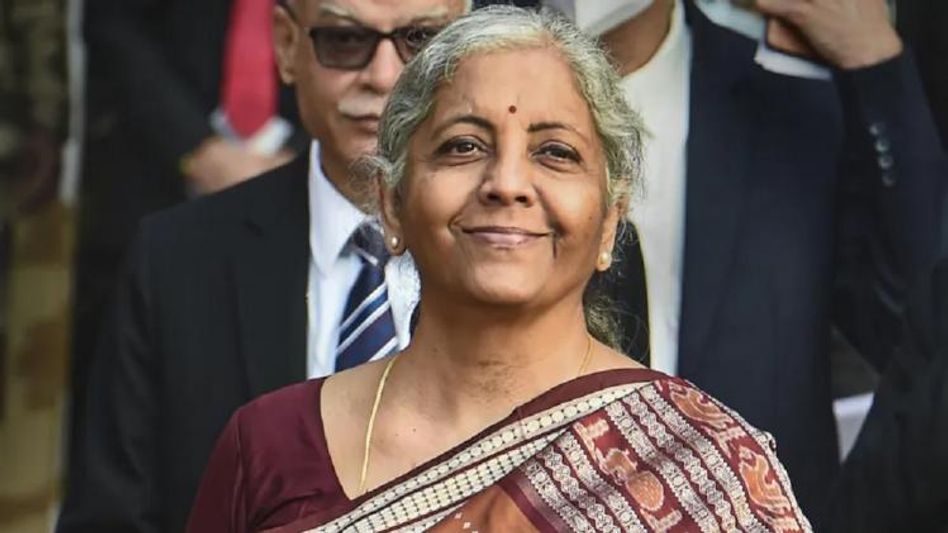 তৃষ্ণার্ত আধিকারিককে নিজের হাতে জল দিলেন নির্মলা, Video Viral তৃষ্ণার্ত আধিকারিককে নিজের হাতে জল দিলেন নির্মলা, Video Viral