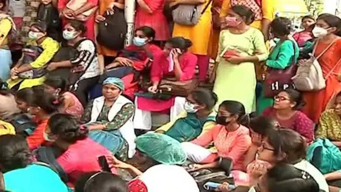 স্বাস্থ্যভবনের সামনে নার্সদের বিক্ষোভ।