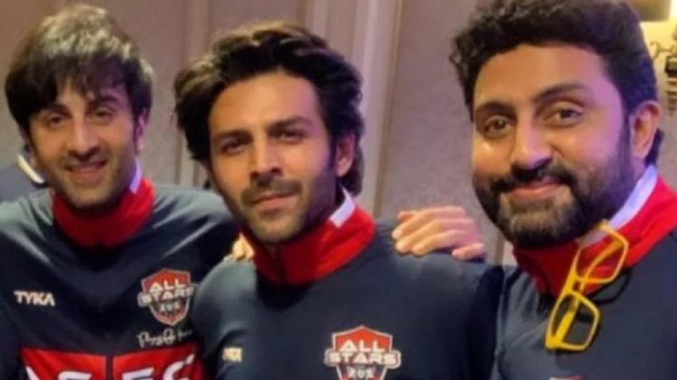 মাঠে ফাটাফাটি ফুটবল খেললেন রণবীর-কার্তিক, ম্যাচের ভিডিও Viral মাঠে ফাটাফাটি ফুটবল খেললেন রণবীর-কার্তিক, ম্যাচের ভিডিও Viral