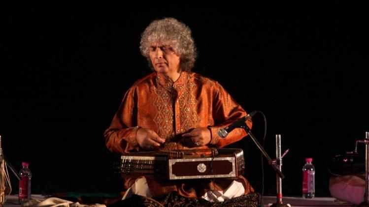 শাস্ত্রীয় সঙ্গীত-ঘরানায় সন্তুরের প্রবেশ পণ্ডিত শিবকুমার শর্মার হাত ধরেই