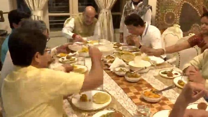 সৌরভের বাড়িতে শাহ।