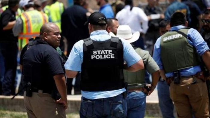 ১৮ বছর বয়সী বন্দুকবাজ নিরীহ মানুষের উপর গুলি চালায়