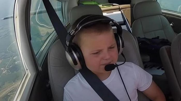 প্লেন ওড়াচ্ছে ৭ বছরের শিশু