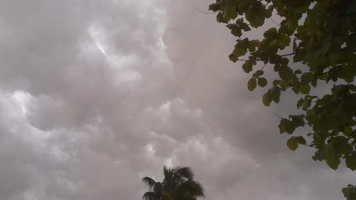 "আকাশ এত মেঘলা"