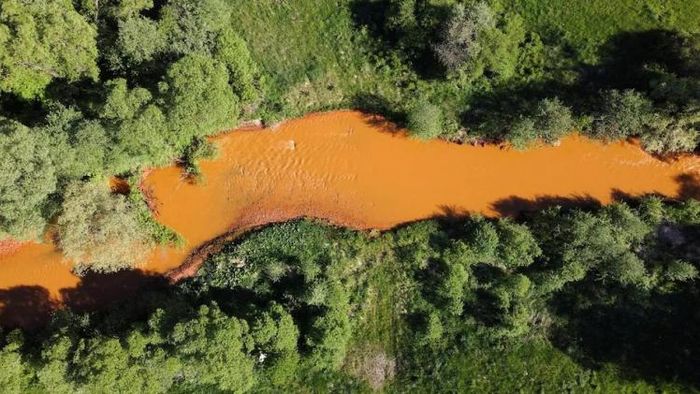স্লোভাকিয়ার স্লানা নদীর জল হয়ে গেল গেরুয়া