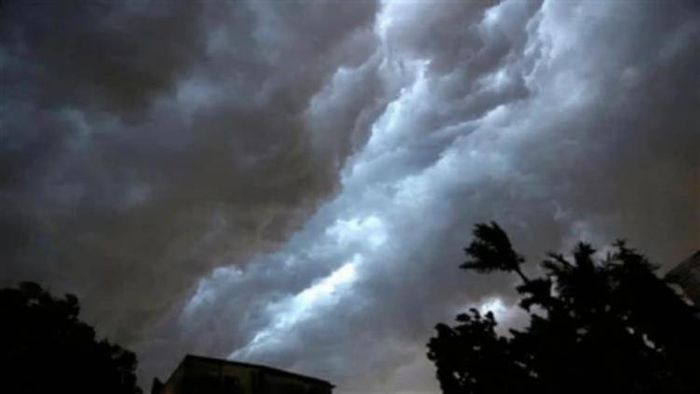 আকাশ জুড়ে মেঘ করেছে...