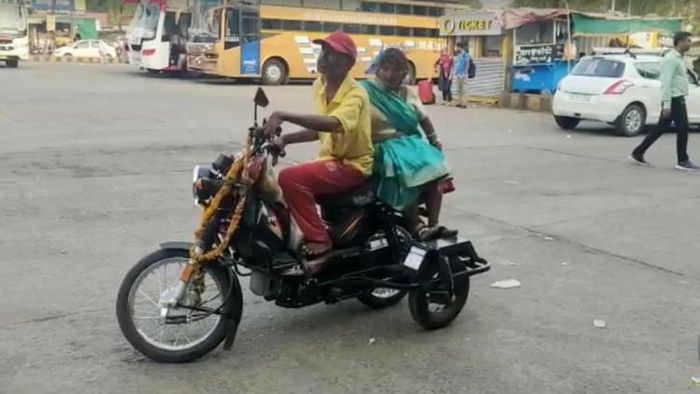 ভিক্ষার টাকায় নগদে মোপেড