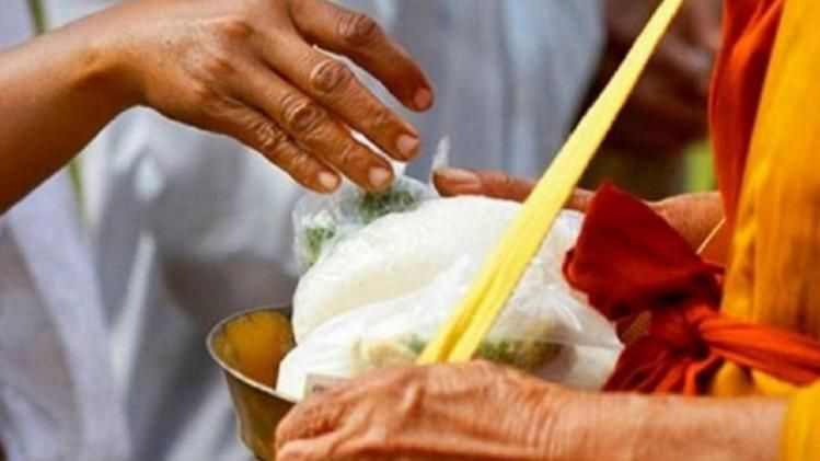রাশি অনুযায়ী ভুলেও এই সব জিনিস দান করবেন না, জেরবার হবেন অনটন-কষ্টে     