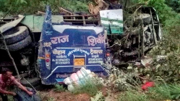 উত্তরকাশীতে তীর্থযাত্রীবাহী বাস দুর্ঘটনা (ছবি: PTI)