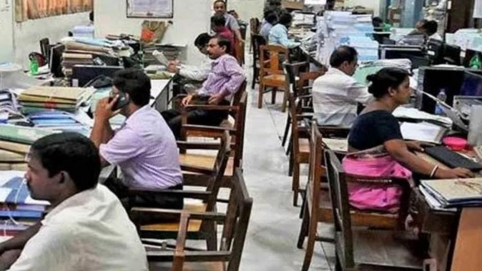 জুলাইয়ে বাড়তে পারে সরকারি কর্মীদের বেতন, শীঘ্রই ঘোষণার সম্ভাবনা  জুলাইয়ে বাড়তে পারে সরকারি কর্মীদের বেতন, শীঘ্রই ঘোষণার সম্ভাবনা