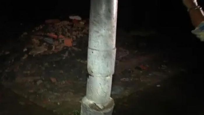 জলমগ্ন রাস্তায় হাঁটছিল স্কুল পড়ুয়া। ল্যাম্পপোস্টে হাত দিতেই তড়িদাহত।