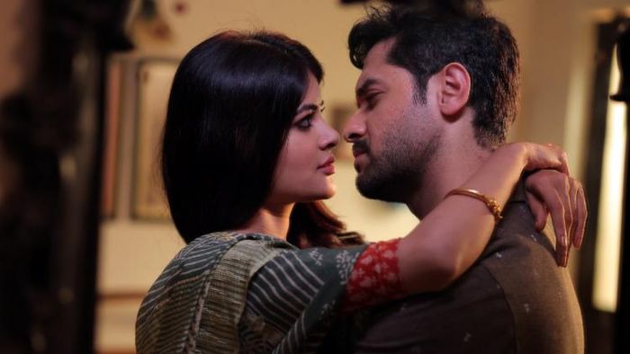 'কুলের আচার' ছবির দৃশ্যে বিক্রম চট্টোপাধ্যায় ও মধুমিতা সরকার