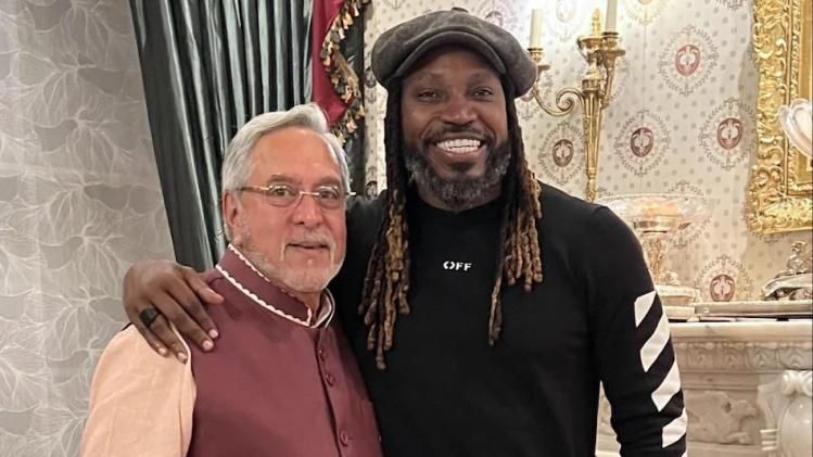 বিজয় মালিয়া এবং ক্রিস গেইল।