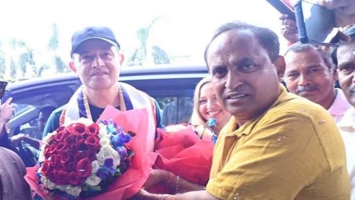 কিবু ভিকুনা ও তাঁর স্ত্রী কাসিয়ার সঙ্গে ক্লাব কর্তা মানস ভট্টাচার্য, ছবি-ফেসবুক