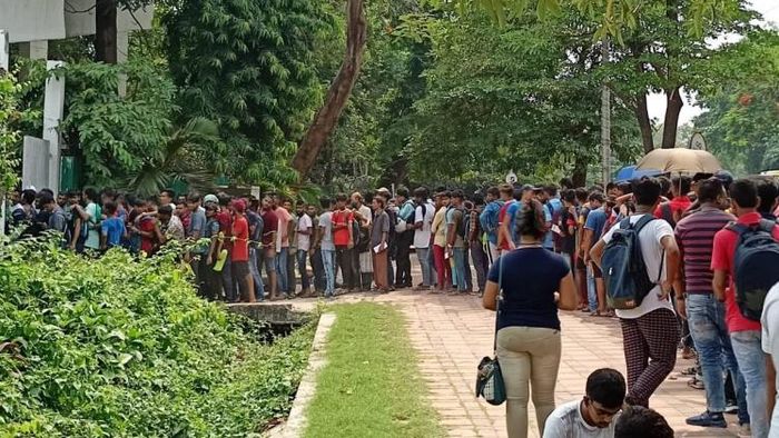 টিকিটের লম্বা লাইন