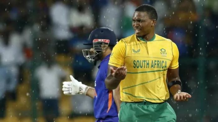 বৃষ্টির জন্য হল না ম্যাচ