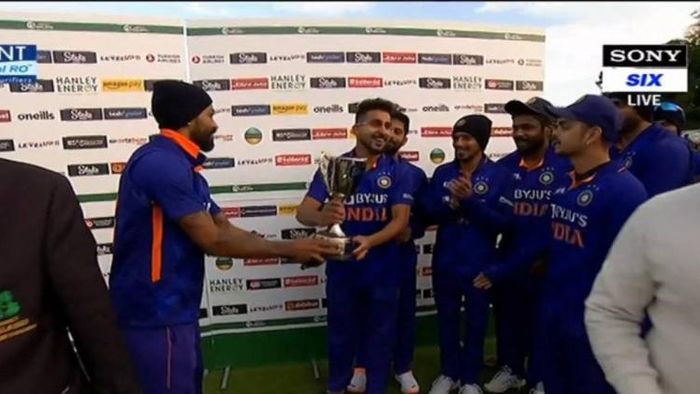 উমরানের হাতে ট্রফি তুলে দিচ্ছেন হার্দিক (স্ক্রিন শট)