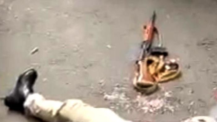 মৃত পুলিশ কর্মী এবং তার রাইফেল।