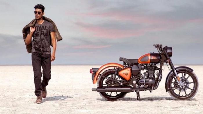 আয়চার মোটরসের স্টকে মালামাল।