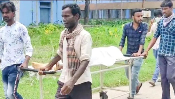 নিয়ে যাওয়া হচ্ছে মৃতার দেহ