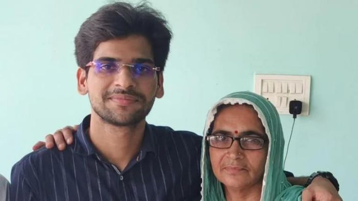 মায়ের সঙ্গে যক্ষ চৌধুরী। ছবি: আকিল জামিল