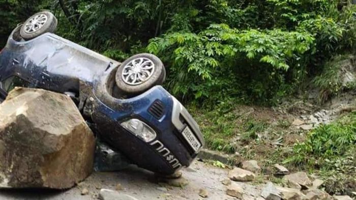 সেবকে গাড়ির উপর ধসে পড়েছে পাথর